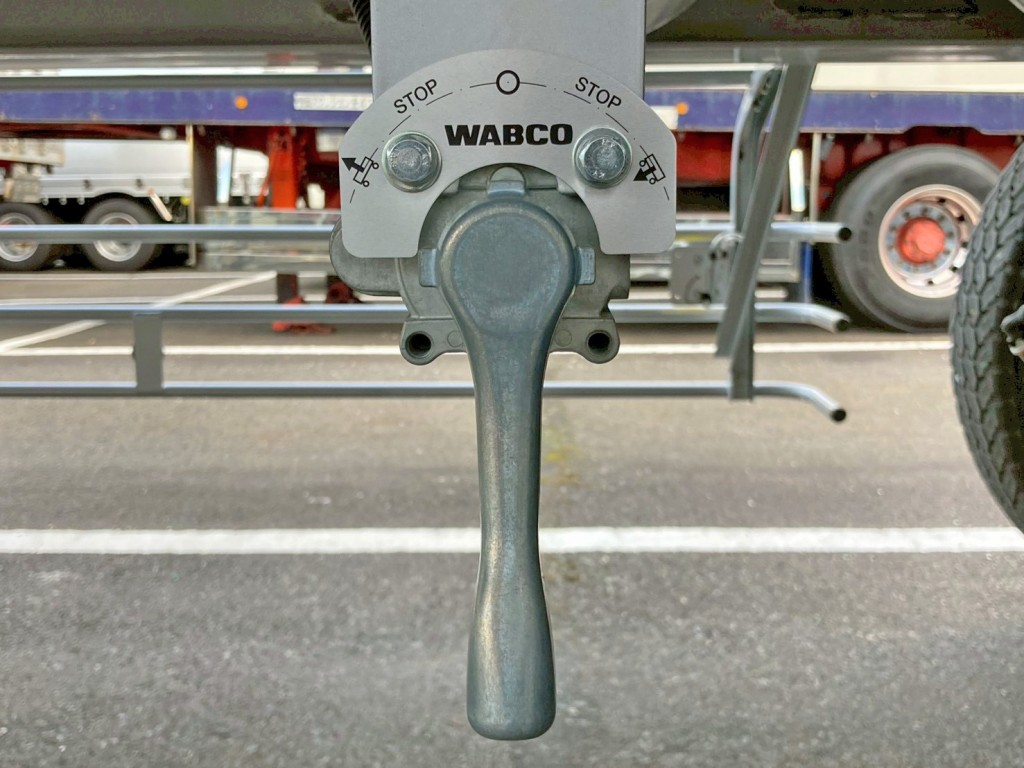 エアサスの昇降レバーです。|トレクス CTB34004の写真19