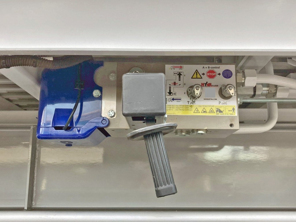 ムービングフロアーの操作レバーです。|トレクス CTB34004の写真22