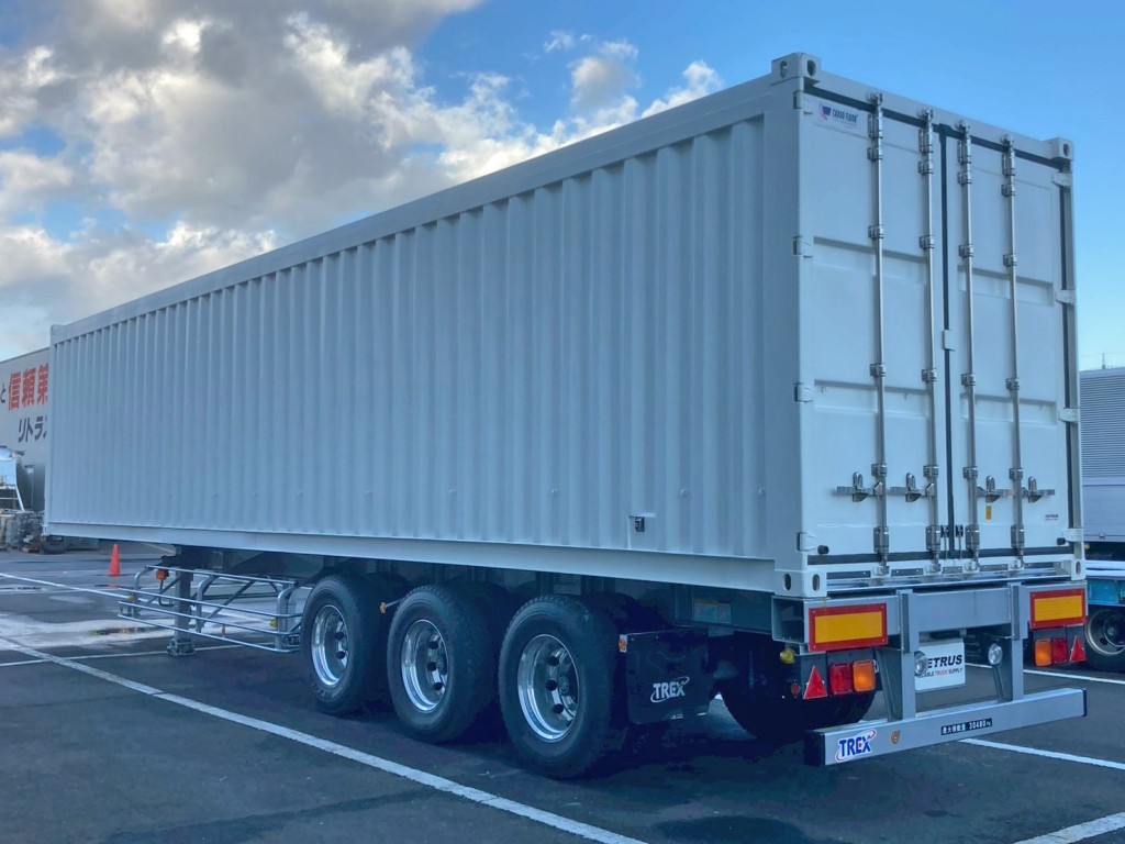 当該車両は、40フィートの海コントレーラにムービングフロアーを積載しています。|トレクス  CTB34004の写真1