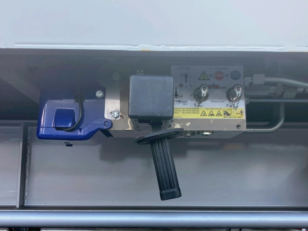 ムービングフロアーの操作レバーです。|トレクス  CTB34004の写真18