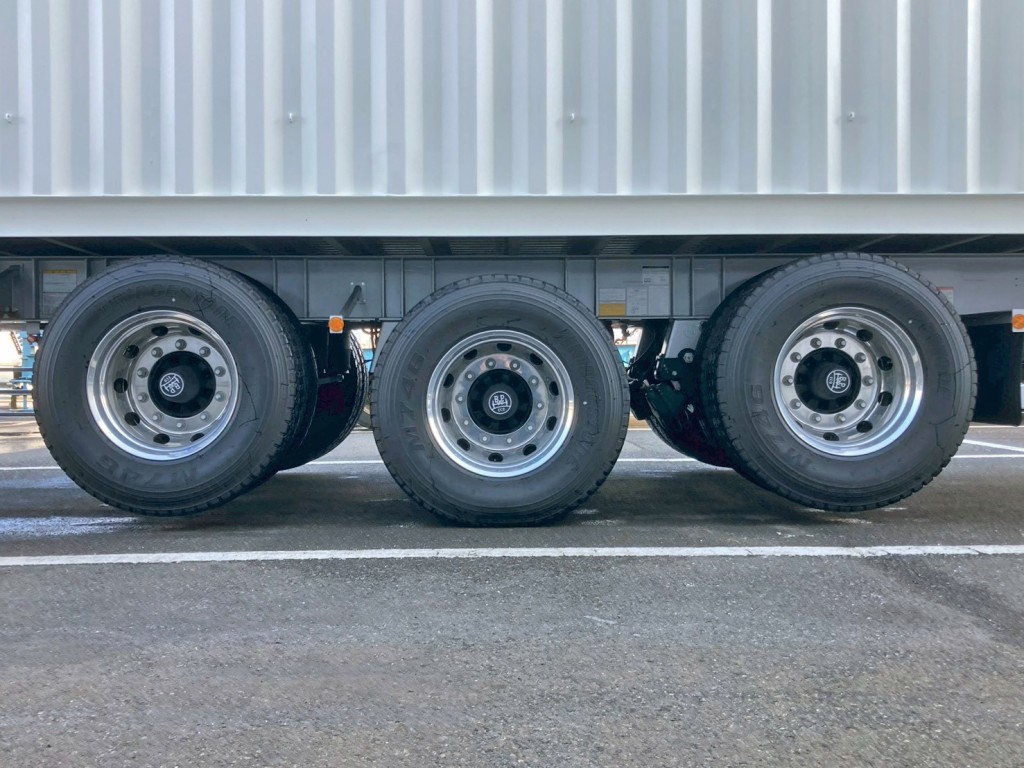 リフトアクスル機能付きです。(1・3軸目がリフトアップします)|トレクス  CTB34004の写真20