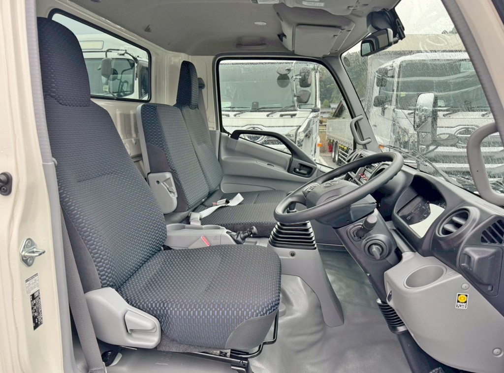 乗車定員は3名です。|日野 デュトロ 2KG-XZU700M(2WD)の写真7