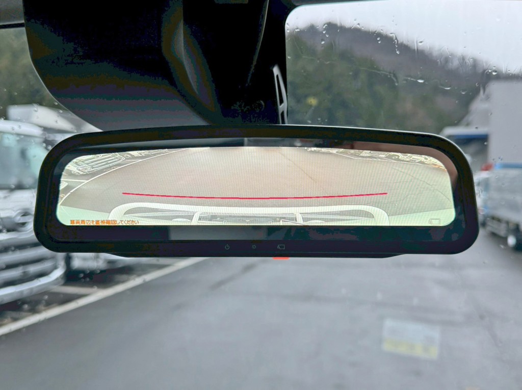 ルームミラーはバックモニターに切り替わります。|日野 デュトロ 2KG-XZU700M(2WD)の写真18