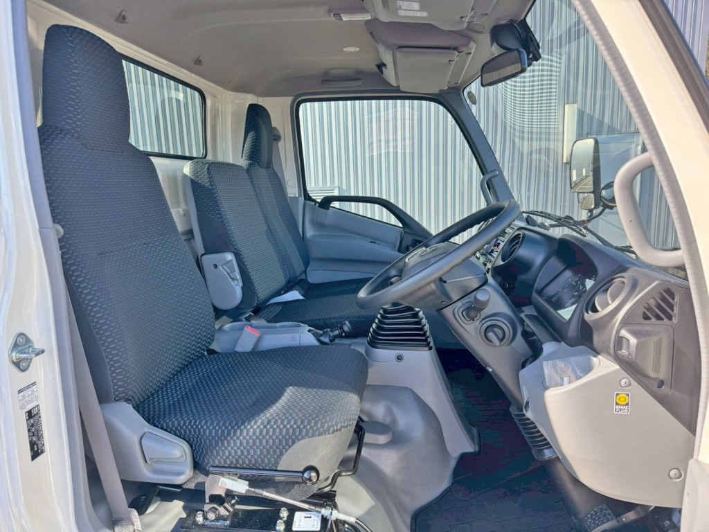 乗車定員は3名です。|日野 デュトロ 2KG-XZU700M(2WD)の写真7