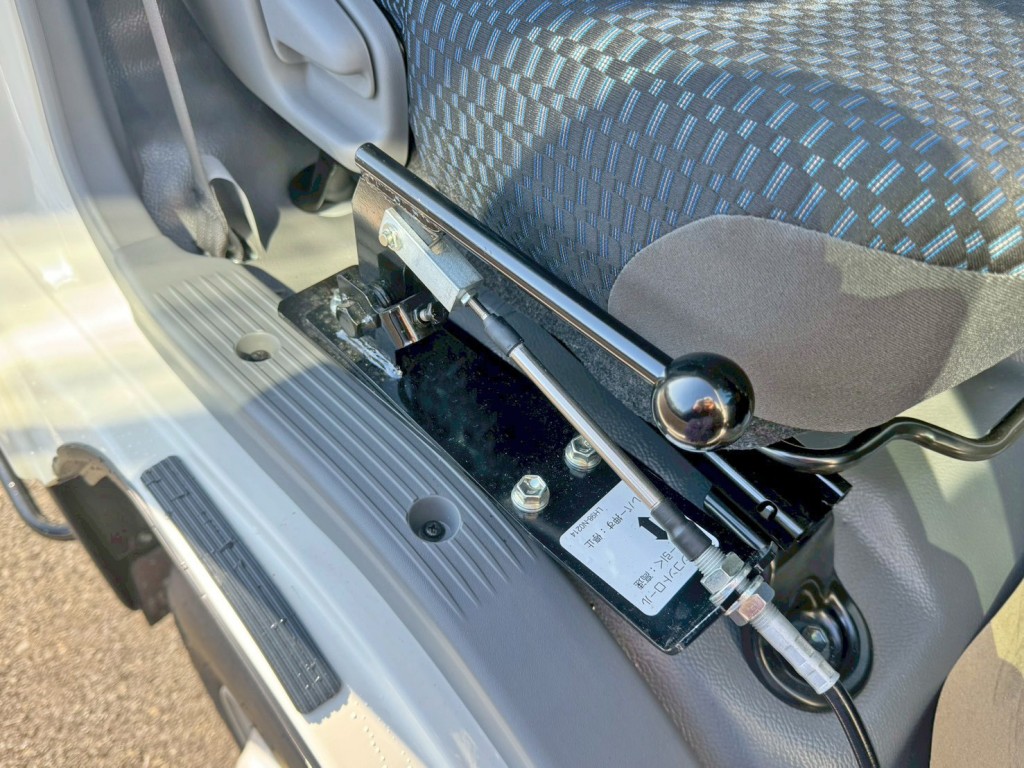 サブエンジン始動時のレバーです。|日野 デュトロ 2KG-XZU700M(2WD)の写真18