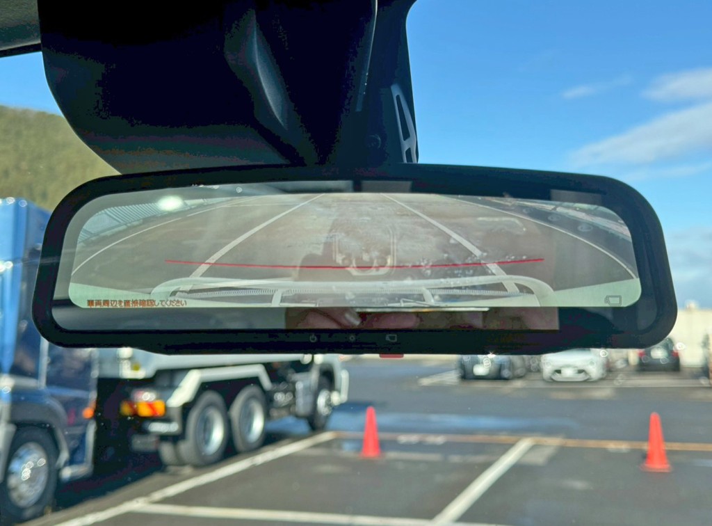 ルームミラーはバックモニターに切り替わります。|日野 デュトロ 2KG-XZU700M(2WD)の写真20