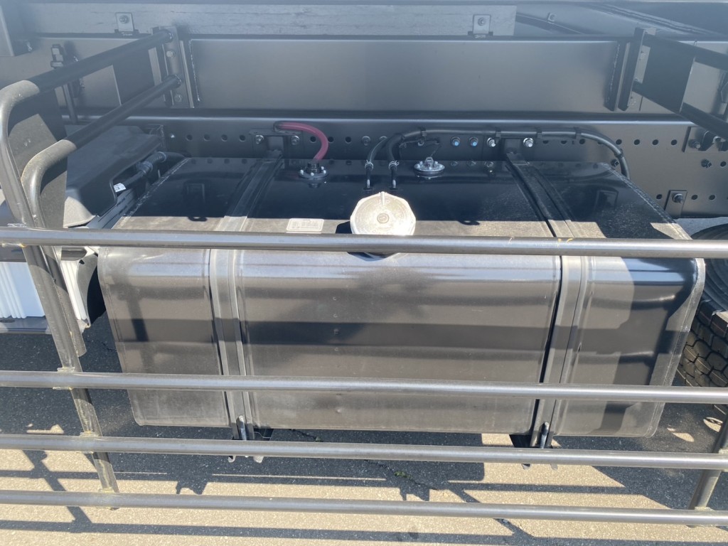 燃料タンクは300Lです。|日野 プロフィア 2DG-FS1AHEの写真22