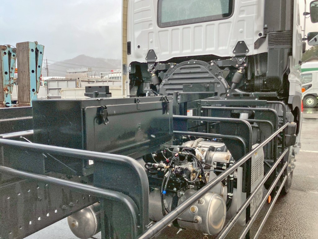 運転席側に工具箱が付いています。|日野 プロフィア 2DG-FS1AHEの写真16