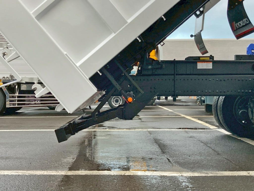 リヤバンパーは可倒式です。|日野 プロフィア 2DG-FS1AHEの写真17