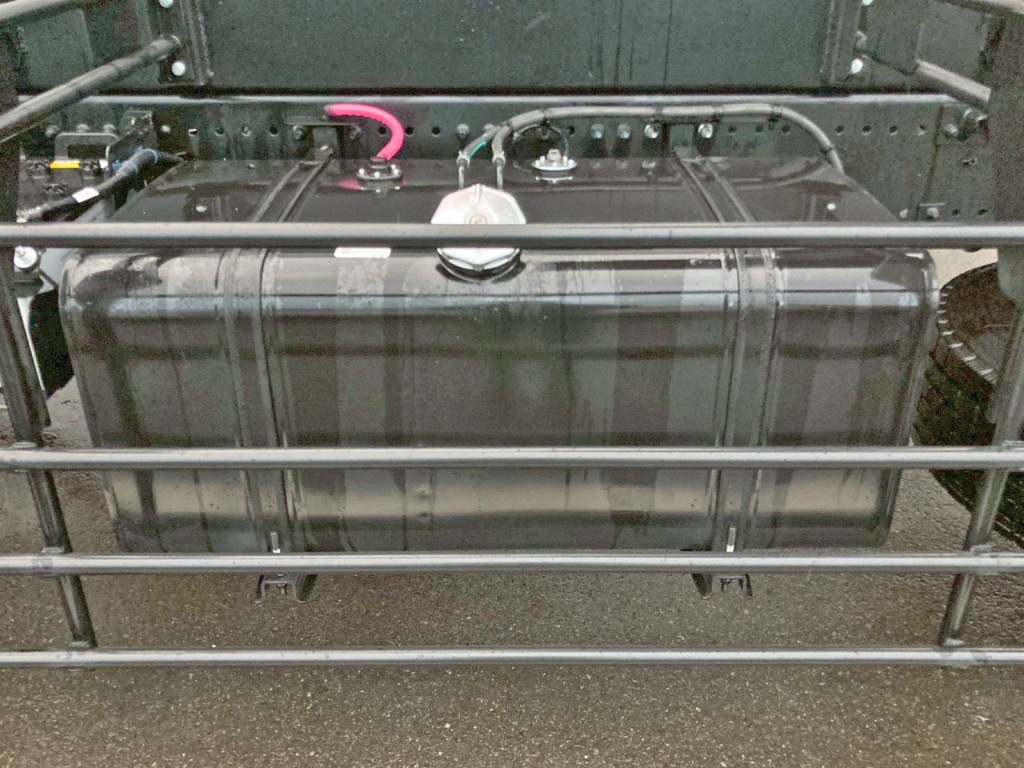 燃料タンクは300Lです。|日野 プロフィア 2DG-FS1AHEの写真21