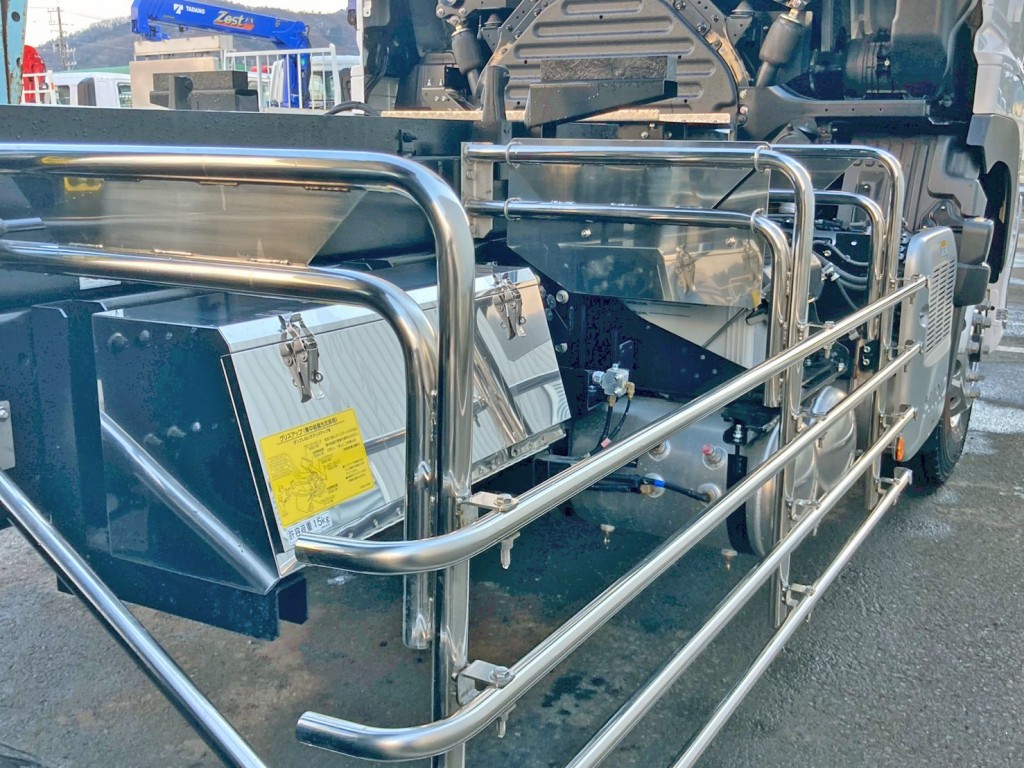 運転席側にステンレス製の工具箱が付いています。|日野 プロフィア 2DG-FS1AJEの写真17