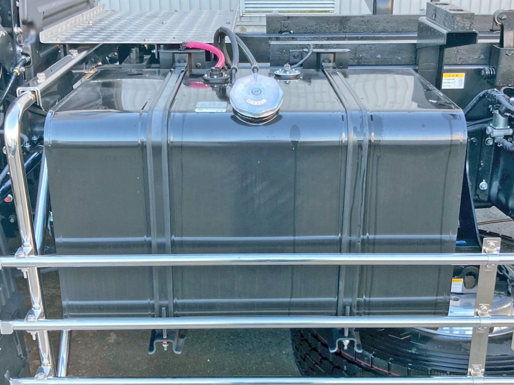 燃料タンクは300Lです。|日野 プロフィア 2DG-FS1AJEの写真22