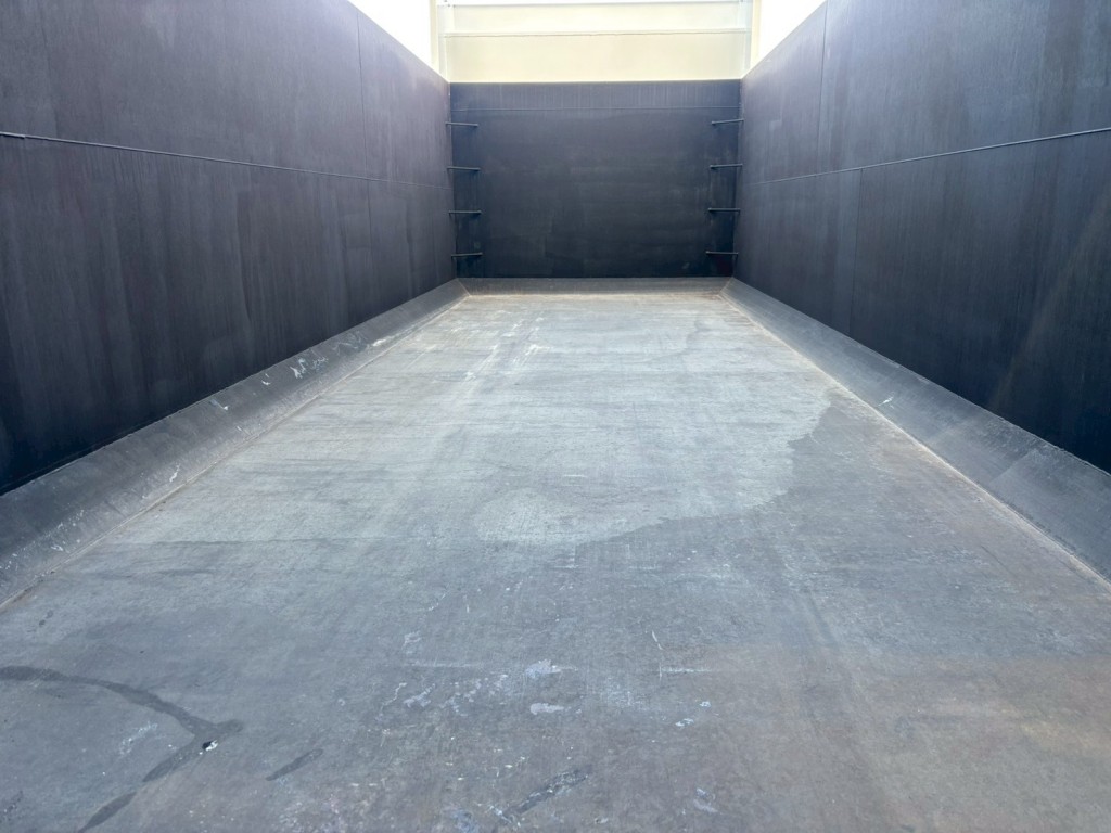 床は鉄板です。|日野 プロフィア 2DG-FS1AJEの写真9