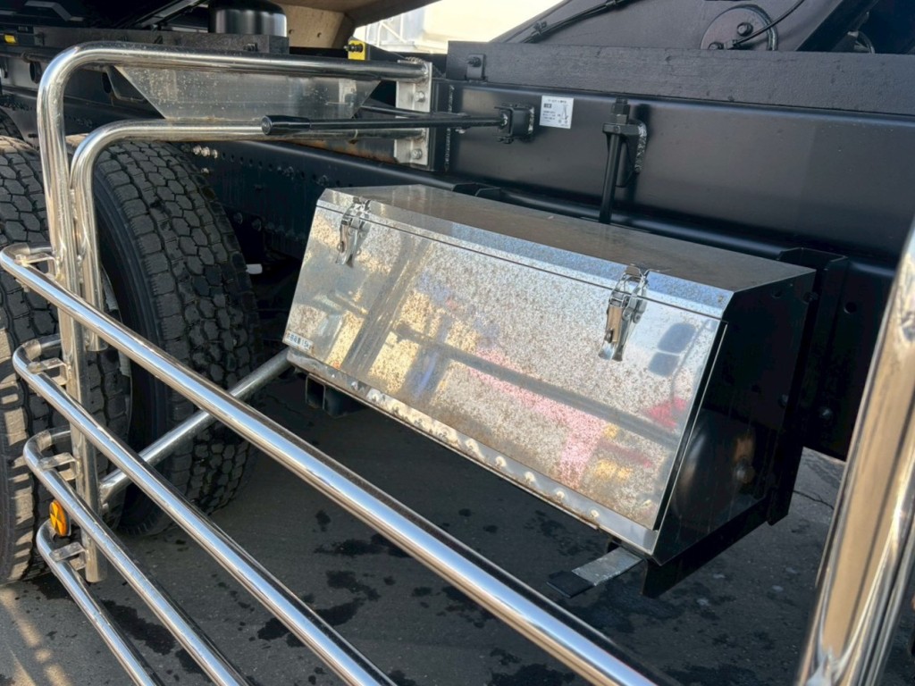 運転席側に工具箱が付いています。（全体に置き錆があります）|日野 プロフィア 2DG-FS1AJEの写真16