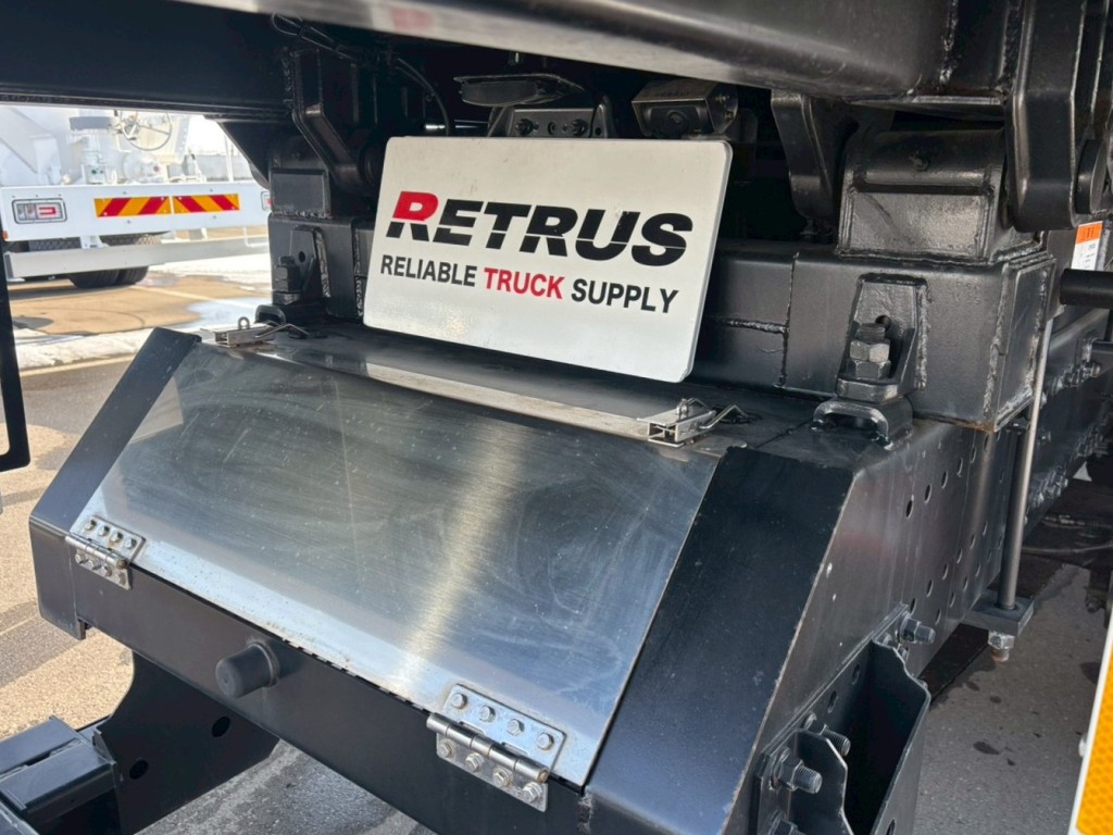 リヤに工具箱が付いています。|日野 プロフィア 2DG-FS1AJEの写真17