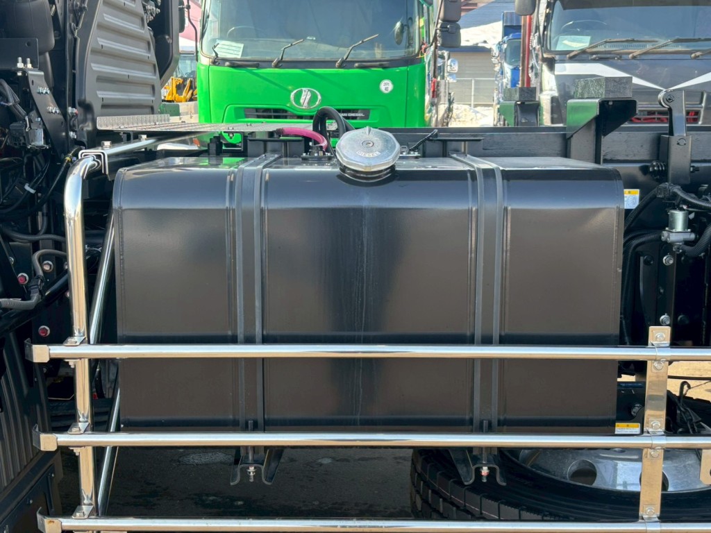 燃料タンクは300Lです。|日野 プロフィア 2DG-FS1AJEの写真19