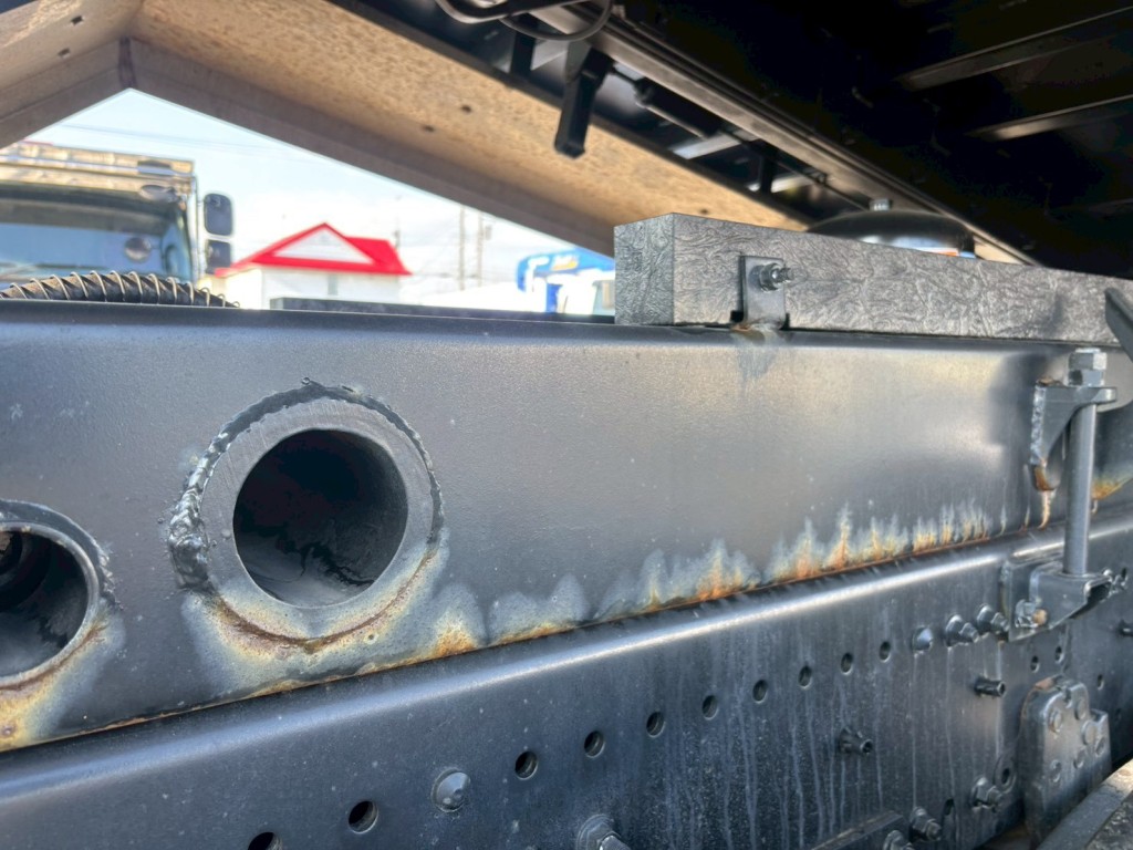 サブフレームに置き錆があります。|日野 プロフィア 2DG-FS1AJEの写真21