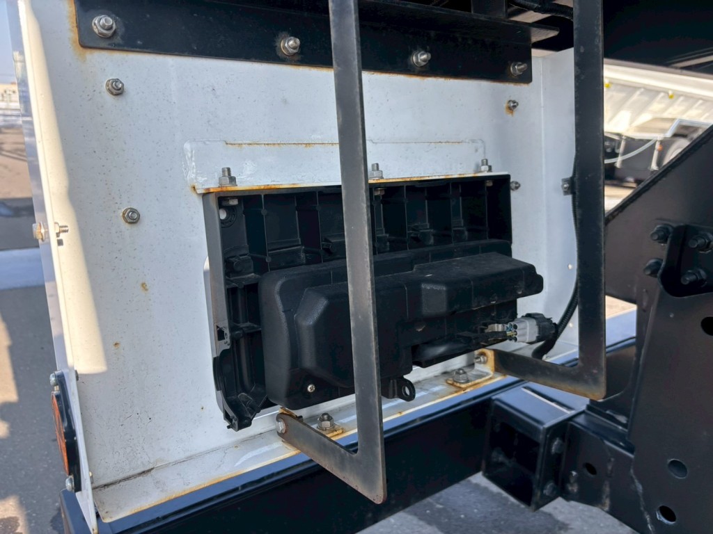 テールランプ取付裏側に置き錆があります。|日野 プロフィア 2DG-FS1AJEの写真22