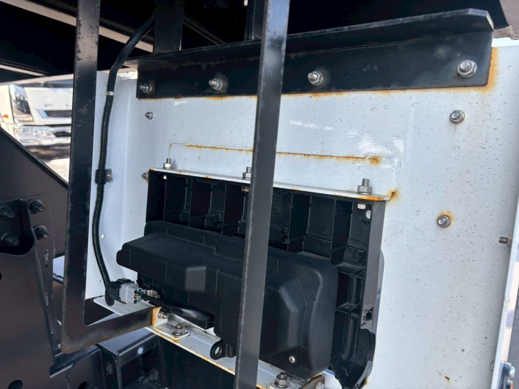 テールランプ取付裏側に置き錆があります。|日野 プロフィア 2DG-FS1AJEの写真23