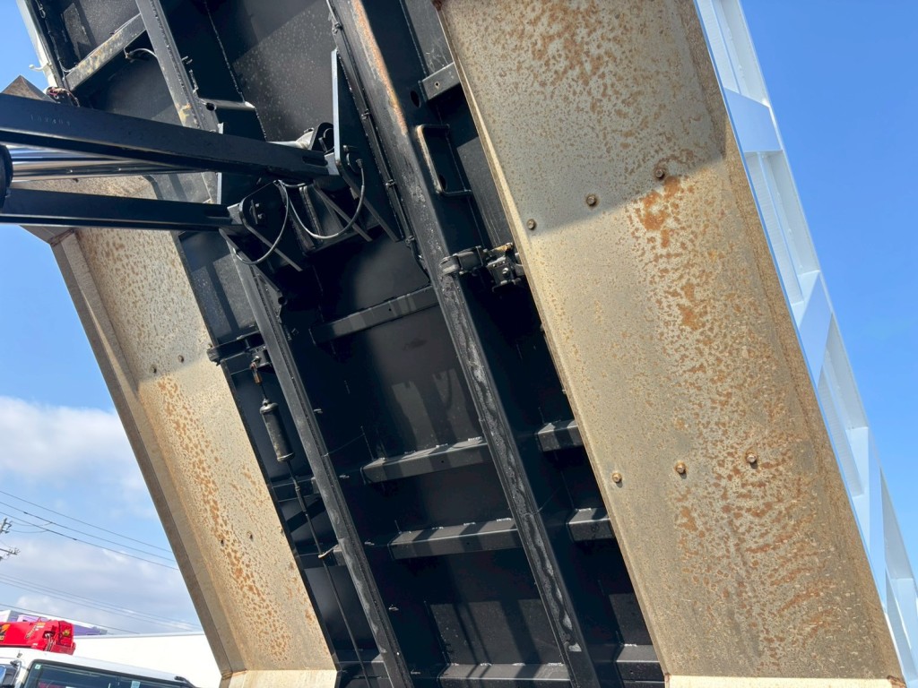 リヤフェンダー裏側に置き錆があります。|日野 プロフィア 2DG-FS1AJEの写真24