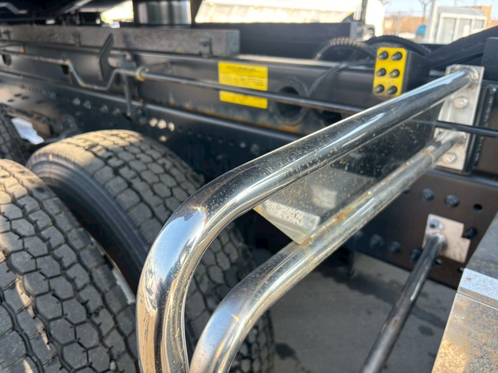 サイドバンパーステーに置き錆があります。|日野 プロフィア 2DG-FS1AJEの写真25