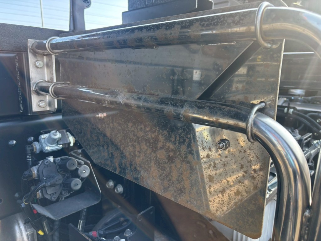 サイドバンパーステーに置き錆があります。|日野 プロフィア 2DG-FS1AJEの写真26