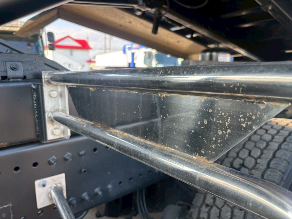 サイドバンパーステーに置き錆があります。|日野 プロフィア 2DG-FS1AJEの写真27