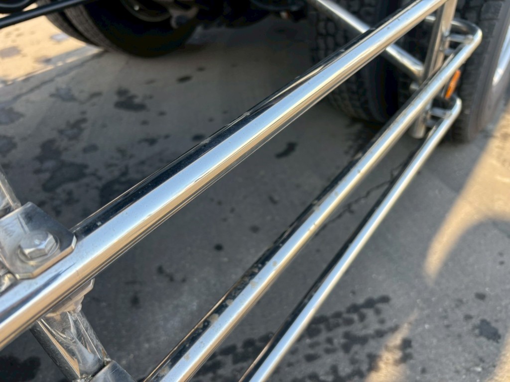 サイドバンパーに置き錆があります。|日野 プロフィア 2DG-FS1AJEの写真28