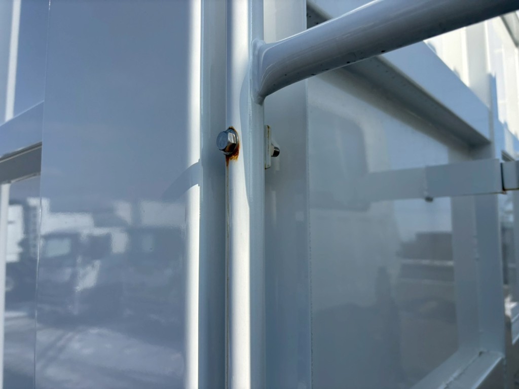 デッキハシゴ取付ボルトに置き錆があります。|日野 プロフィア 2DG-FS1AJEの写真30