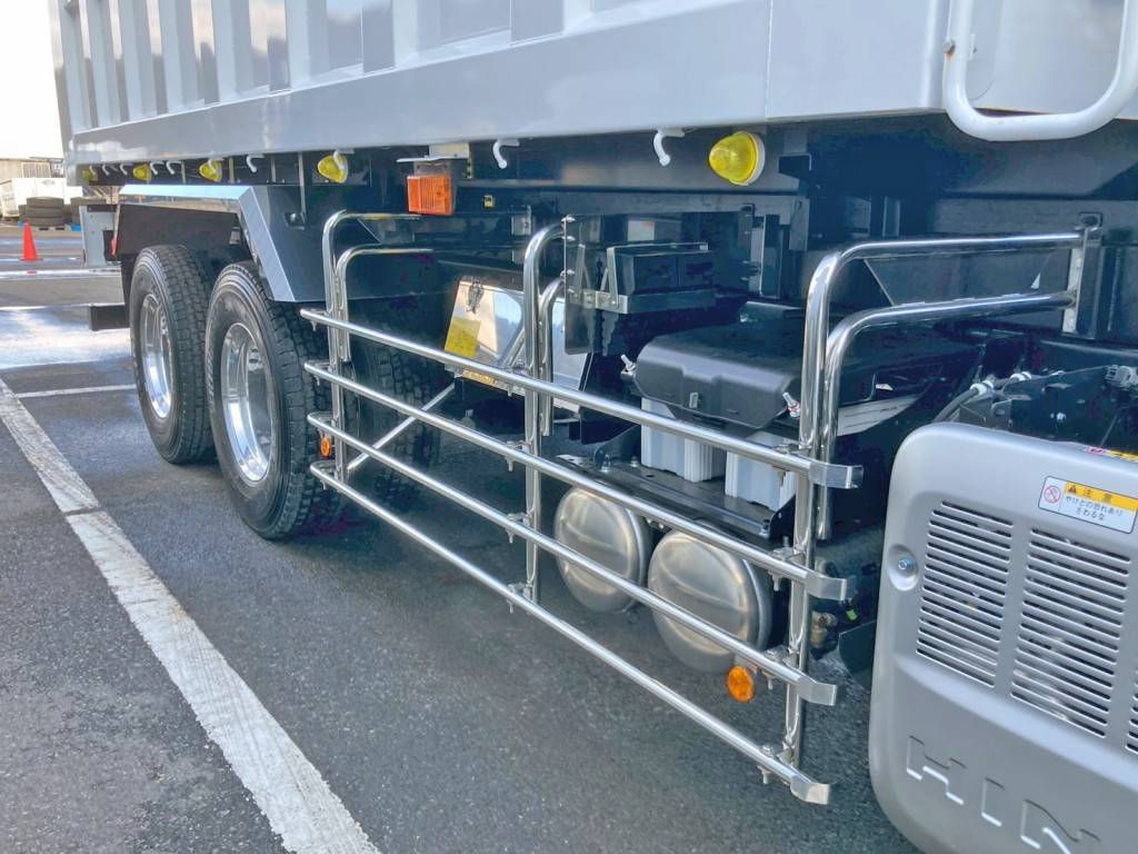 サイドバンパー・リヤフェンダーはステンレス製です。|日野 プロフィア 2DG-FS1AJEの写真13