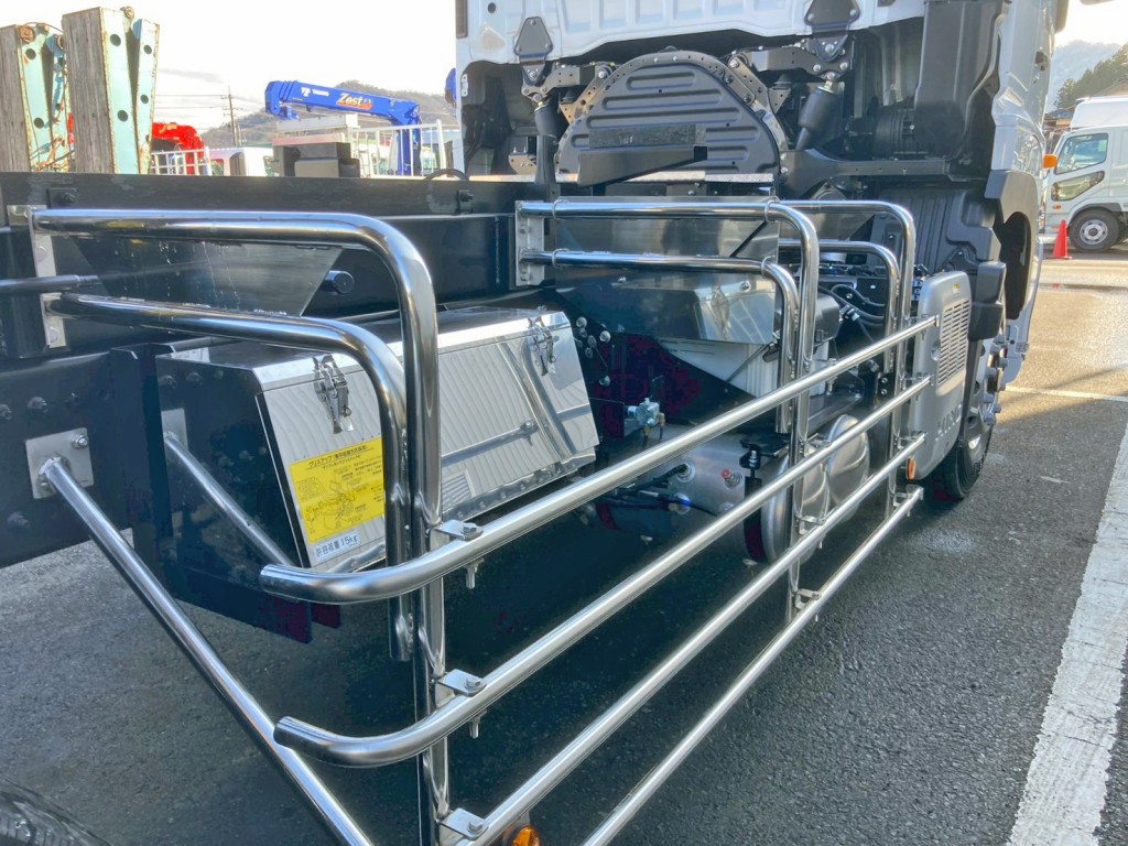 運転席側にステンレス製の工具箱が付いています。|日野 プロフィア 2DG-FS1AJEの写真17