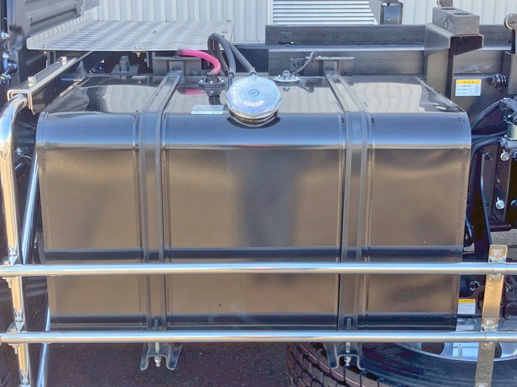 燃料タンクは300Lです。|日野 プロフィア 2DG-FS1AJEの写真22