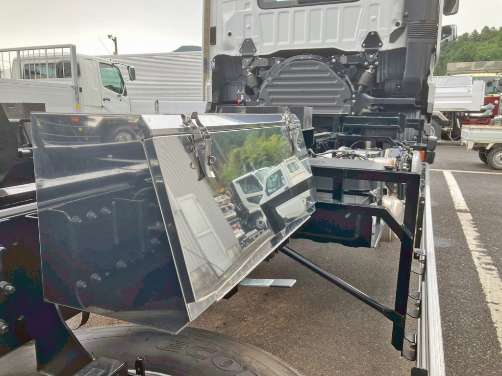 運転席側ボディー中央部にステンレス製の工具箱があります。|日野 プロフィア 2DG-FS1AHEの写真20