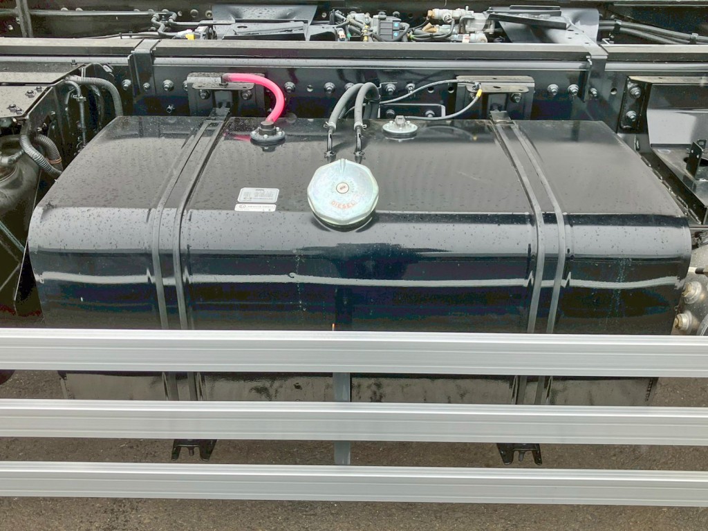 燃料タンクは３００Lです。|日野 プロフィア 2DG-FS1AHEの写真23