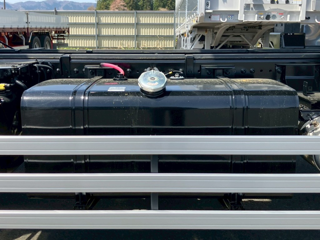 燃料タンクは300Lです。|日野 プロフィア 2DG-FS1AHEの写真16