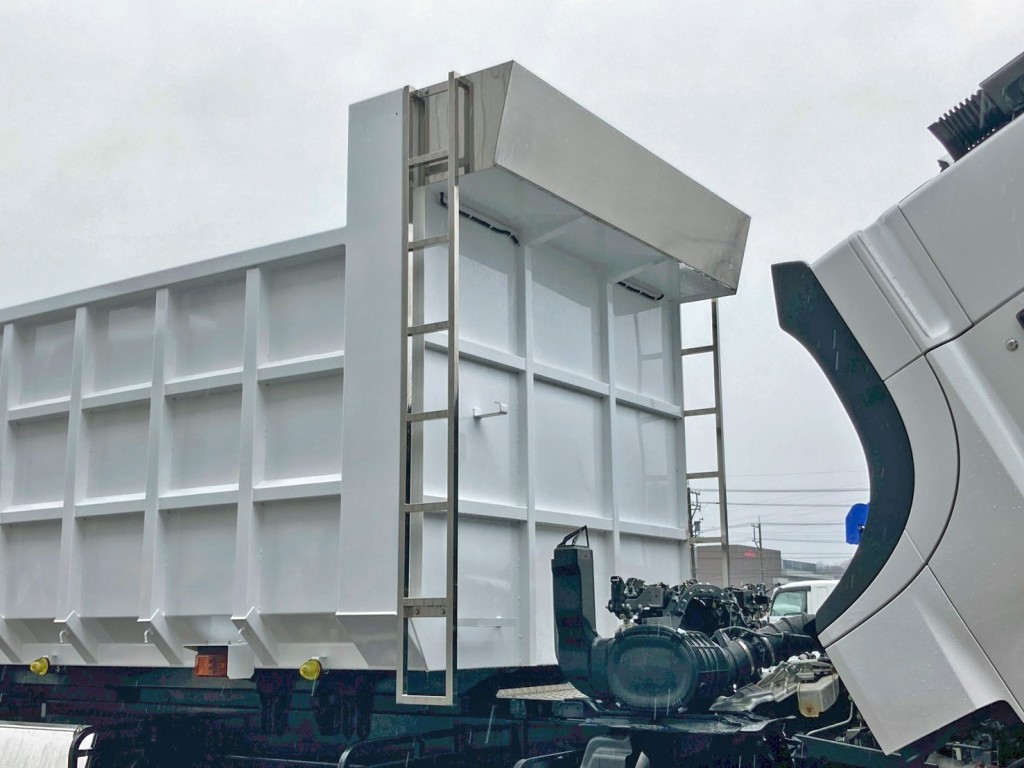 左右ハシゴはステンレス製、シートデッキにステンレスが張られています。|日野 プロフィア 2DG-FS1AHEの写真12