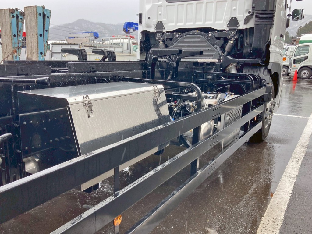 運転席側にステンレス製の工具箱が付いています。|日野 プロフィア 2DG-FS1AHEの写真16