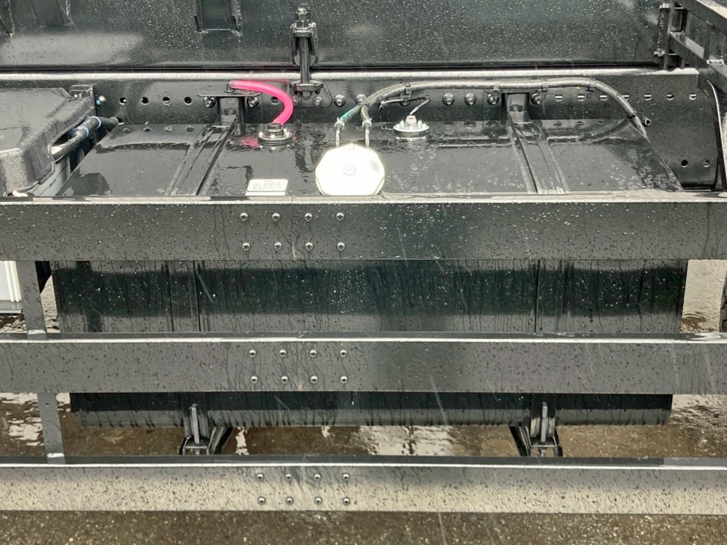 燃料タンクは300Lです。|日野 プロフィア 2DG-FS1AHEの写真22