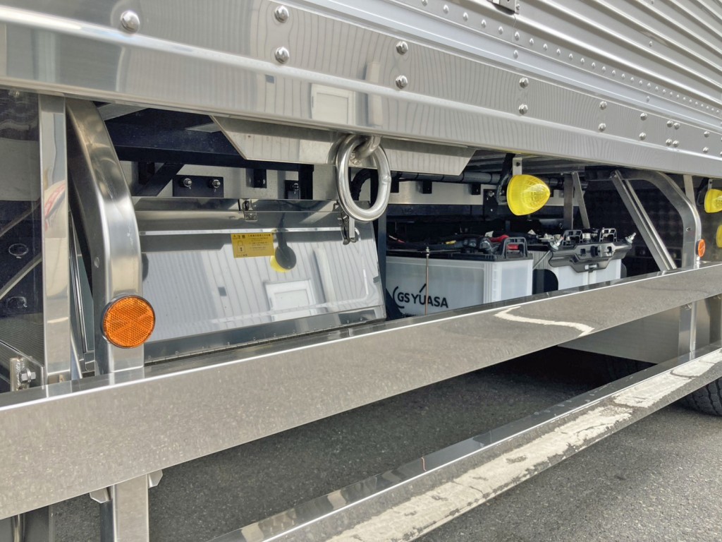 ボディー運転席側後方にステンレス製の工具箱が付いています。|日野 プロフィア 2DG-FW1AHCの写真28