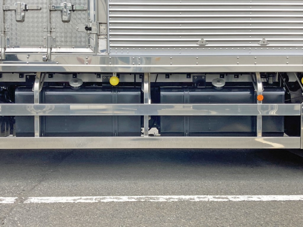 燃料タンクは300Lが2つ付いています。|日野 プロフィア 2DG-FW1AHCの写真32