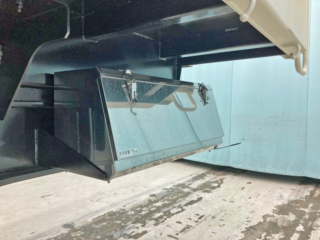 運転席側前方にステンレス製の工具箱が付いています。|トレクス PFB34112の写真15