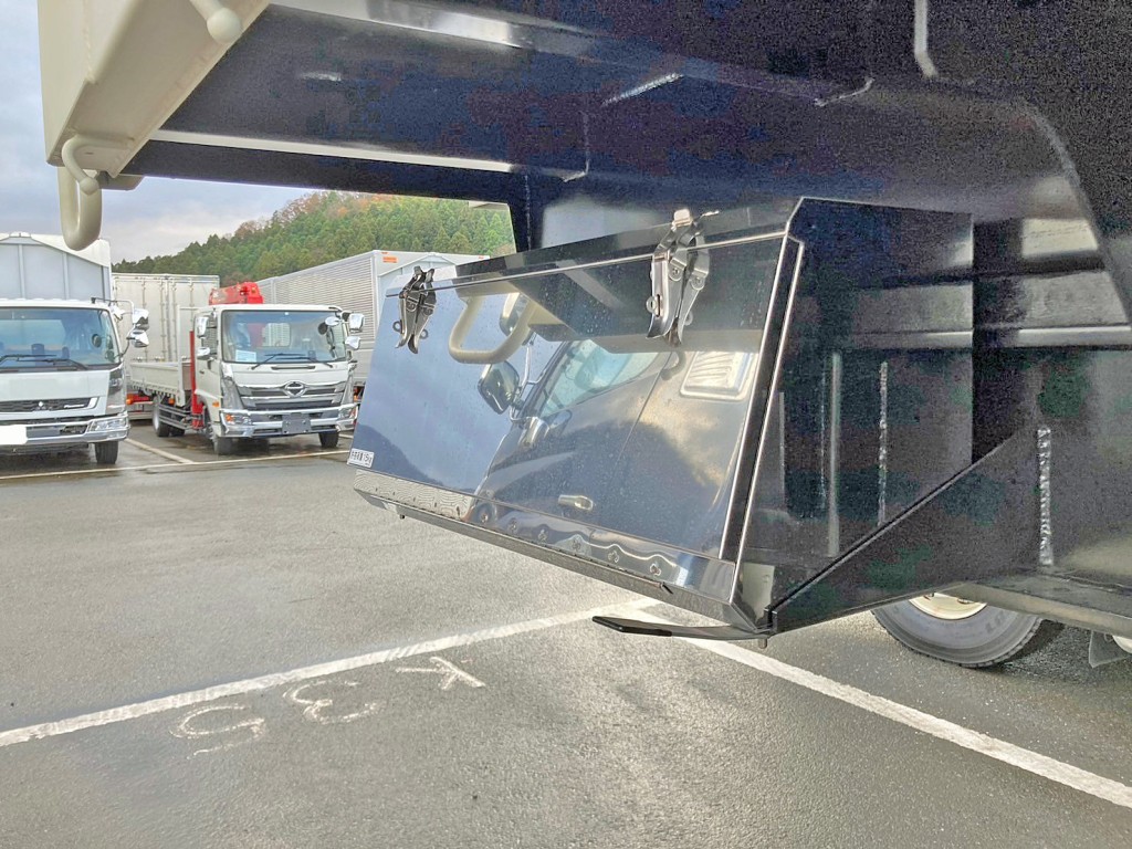 助手席側前方にステンレス製の工具箱が付いています。|トレクス PFB34112の写真16