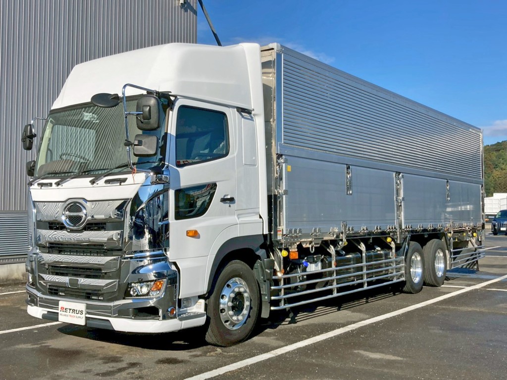 フロント周り、メッキパーツで飾っています。(リップスポイラー付きです)|日野 プロフィア 2DG-FR1AHCの写真1