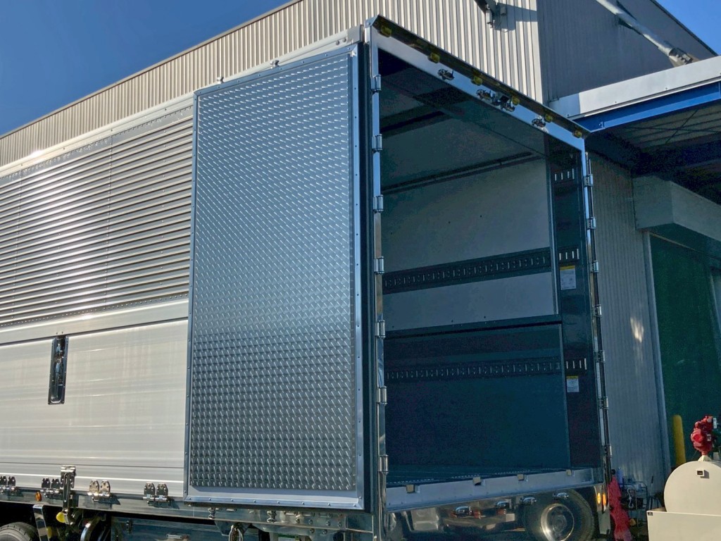 リヤドア裏側にウロコステンが張られています。(助手席側)|日野 プロフィア 2DG-FR1AHCの写真9