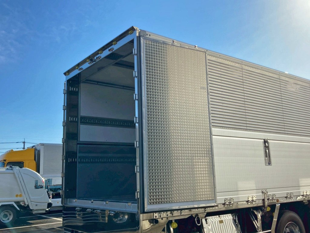 リヤドア裏側にウロコステンが張られています。(運転席側)|日野 プロフィア 2DG-FR1AHCの写真10