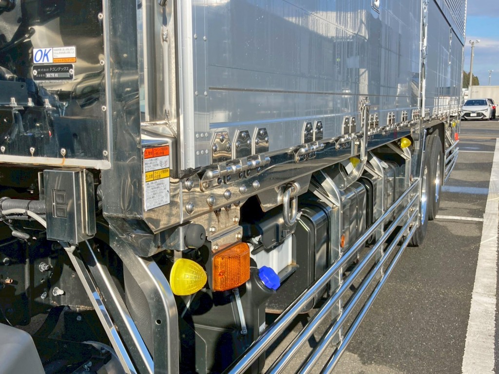 ボディー前方左右にもウイングの開閉スイッチが付いています。|日野 プロフィア 2DG-FR1AHCの写真17