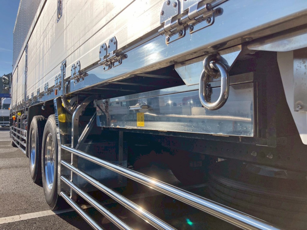 ボディー助手席側後方にステンレス製のジョロダー入れが付いています。|日野 プロフィア 2DG-FR1AHCの写真21