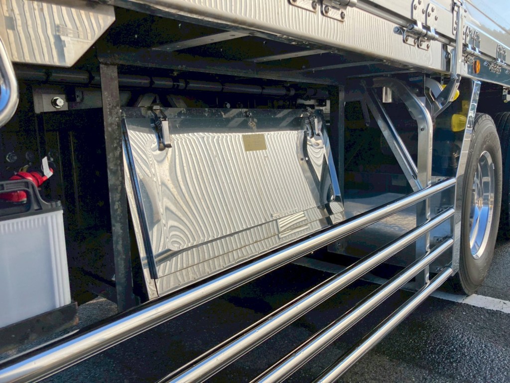 ボディー運転席側後方にステンレス製の工具箱が付いています。|日野 プロフィア 2DG-FR1AHCの写真22