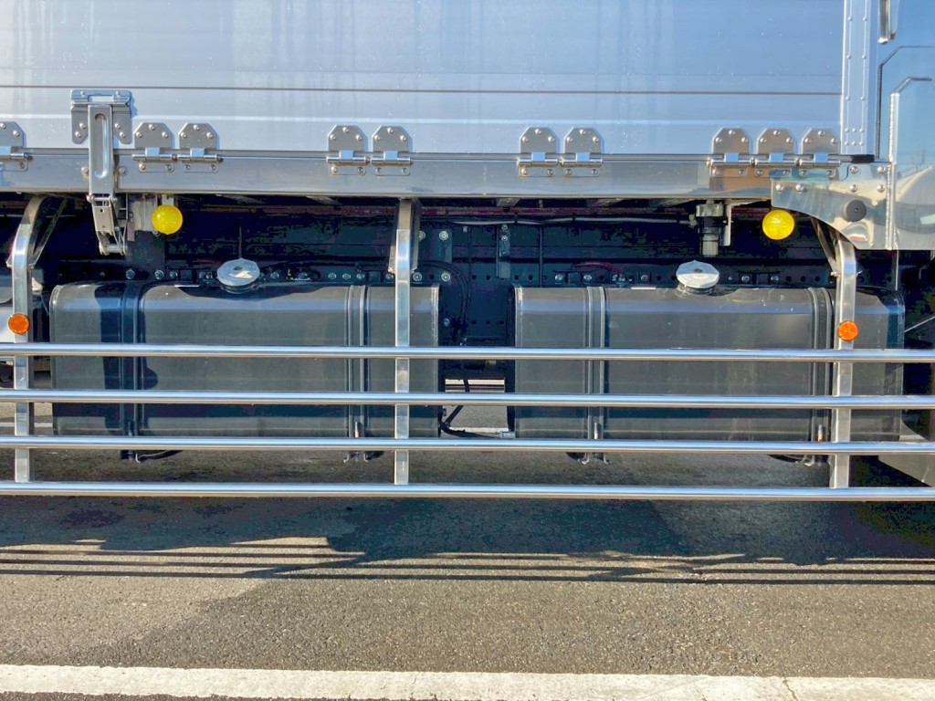 燃料タンクは300Lが2つ付いています。|日野 プロフィア 2DG-FR1AHCの写真27