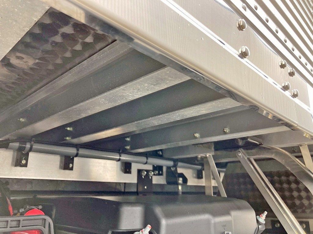 シャーシとネタの状態です。(縦ネタ・横ネタはアルミ製。床下にウロコステンが張られています)|日野 プロフィア 2DG-FW1AHCの写真6